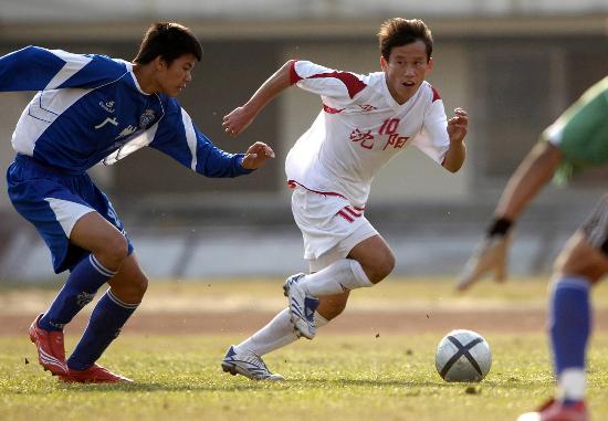 图文-[六城会]足球精彩赛况 胡人天带球告诉突