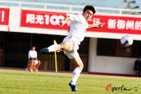 图文-U19国青7-1新加坡 国青队员飞身表演少林