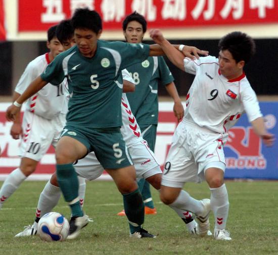 图文-亚青赛预选赛朝鲜7-0中国澳门 郑宇轩突破