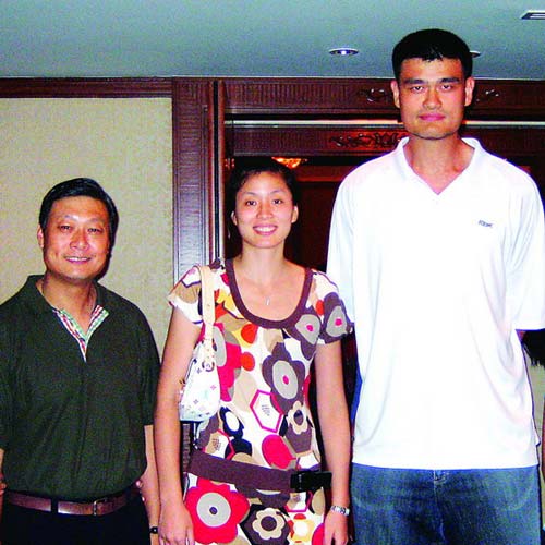 YY上海秘密摆婚宴 叶莉坐姚明大腿高难度接吻