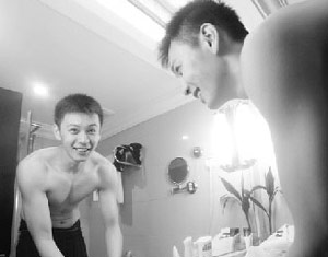 辽宁男篮备战照片曝光 杨鸣半裸出镜尽显魅力