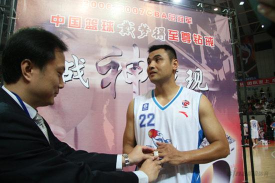 八一战神重现福建男篮主场 刘玉栋接受冠军戒