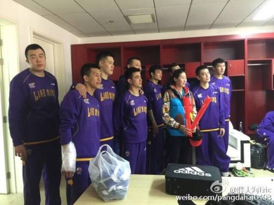 "辽宁队更衣室几步开外,郭士强的顶头上司,省篮管中心主任王芳一边
