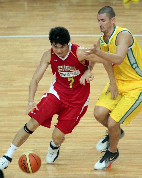 图文-男篮四国赛中国负澳大利亚 不惧贴身防守