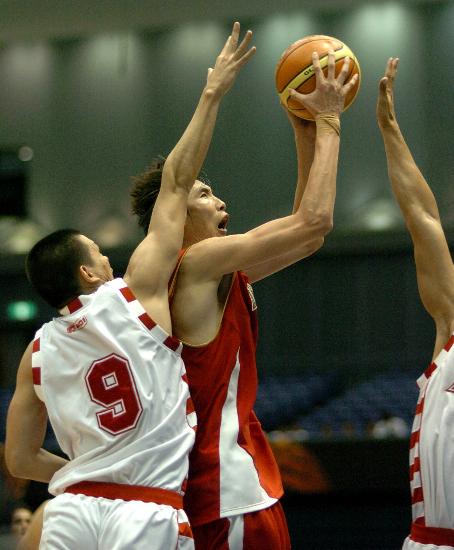 图文-男篮亚锦赛中国队胜印尼 易立一敌二突破