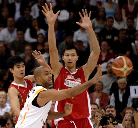 图文-[拉练赛]中国男篮55-88德国 易建联防守_