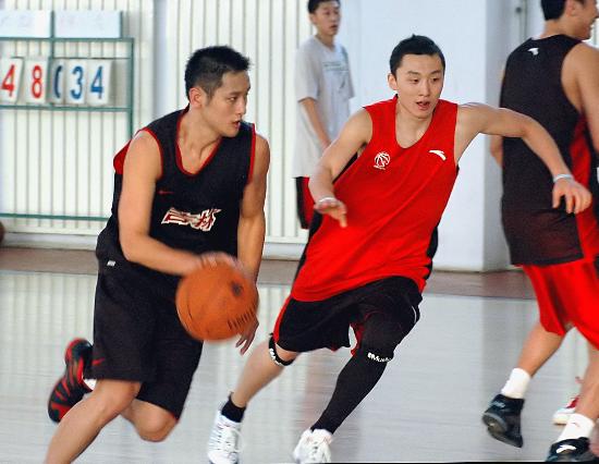 图文-吉林东北虎队备战CBA联赛 队员训练一丝