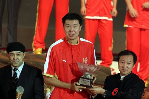 图文-八一队员领取CBA总冠军戒指 王治郅手捧