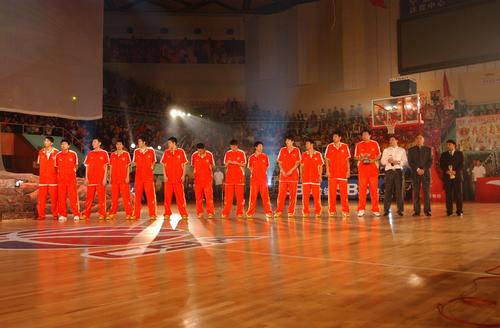 图文-八一队员领取CBA总冠军戒指 八一队员成