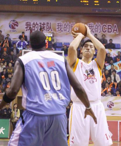 图文-[CBA]江苏南钢VS北京首钢 唐正东投篮_