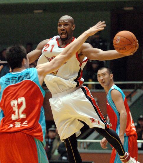 图文-[CBA]山东黄金95-96新疆广汇 图科跃起传球