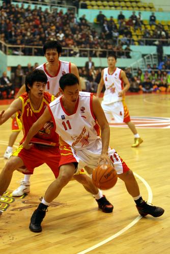 图文-[CBA]八一双鹿VS浙江广厦 八一球员控球