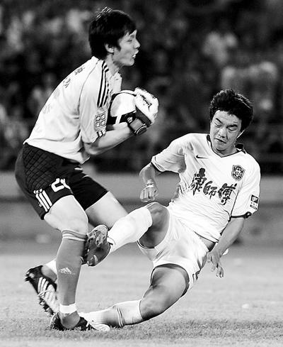 谭望嵩在6月13日补时阶段飞踹杨智 谭望嵩在6月13日补时阶段飞踹杨智