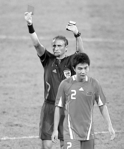 去年在奥运会上,谭望嵩踹人被红牌罚下 去年在奥运会上,谭望嵩踹人被红牌罚下