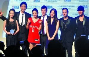 尽管没有大牌球星,但李沁、陈建州、黄奕、埃里克·马布斯、金雅中、冯德伦和黄晓明(从左到右)一众明星还是让《神奇》发布会星光熠熠。 尽管没有大牌球星,但李沁、陈建州、黄奕、埃里克·马布斯、金雅中、冯德伦和黄晓明(从左到右)一众明星还是让《神奇》发布会星光熠熠。