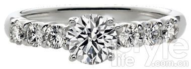 珠宝| 订婚钻戒 指尖上的幸福匙