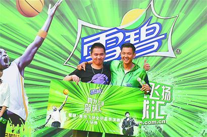 陈建州(右)与选出来的“特招队员”合影 青友 摄 陈建州(右)与选出来的“特招队员”合影 青友 摄