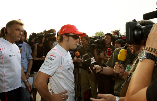 阿隆索炮轰迈凯轮:忘恩负义的车队吹牛的丹尼斯