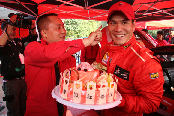 徐浪家门口夺冠致谢好友 光棍节开派对为自己