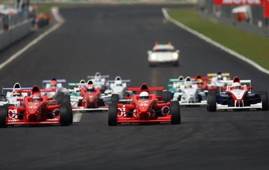 新浪体育讯 2007亚洲宝马方程式(Formula BMW Asia)于6月22日-24日在马来西亚雪邦赛道进行了赛季第二站5至8回合的比赛,亦作为超级GT系列赛(日本GT)的支援赛事。万里达车队马来西亚车手扎法尔独揽三个回合胜利,队友昆维尔得到另外一回合的胜利。赛事新秀杯的中国车手朱戴维在第六回合取得第五名。