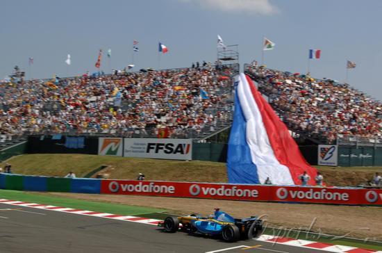图文-F1法国大奖赛精彩回顾 标志性的国旗装饰