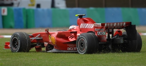 图文-F1法国站第二次练习赛莱科宁失误冲上草地