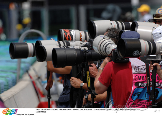 图文-F1法国站排位马萨杆位 赛道摄影师长枪短