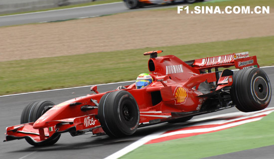 图文-F1法国站第二次练习赛马萨压上路肩腾空