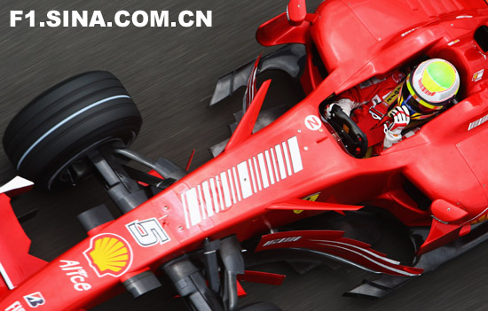 图文-F1法国站第二次练习赛俯瞰马萨单手控制赛车