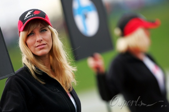 图文-F1法国站赛车女郎 金发熟女神情曼妙_赛