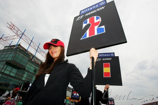 图文-F1法国站赛车女郎 汉密尔顿的举牌女郎_