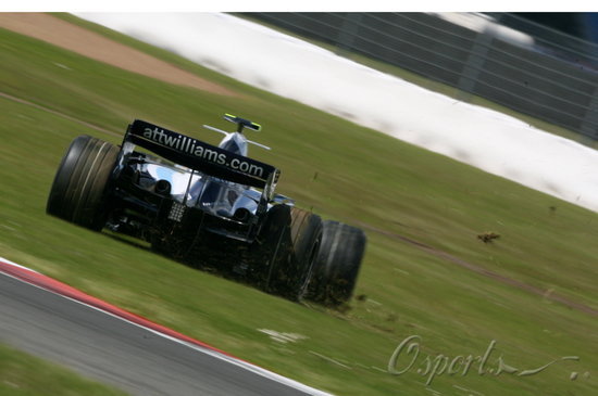 图文-F1英国大奖赛排位赛 伍尔兹冲上草地瞬间