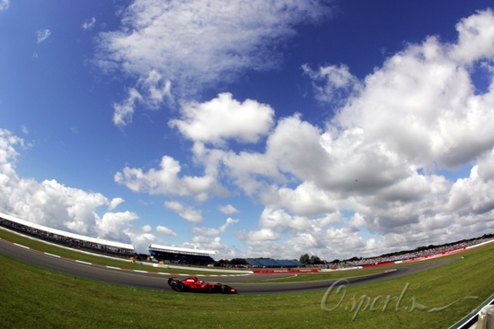 图文-F1英国大奖赛排位赛 KIMI在蓝天白云下驰