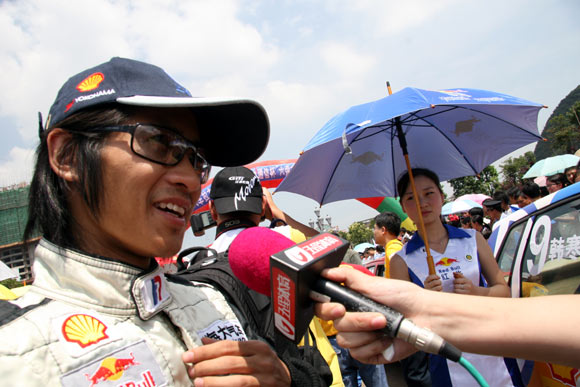 图文-CRC六盘水站发车仪式 名将韩寒接受采访