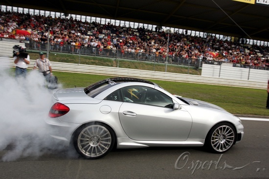 图文-F1车手驾街车纽堡做秀 烧胎起步熏到摄影