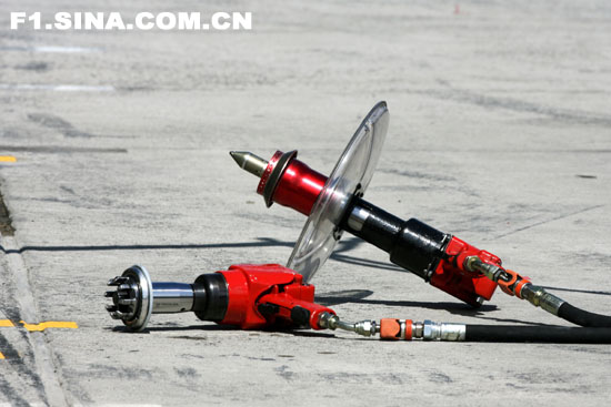 图文-F1欧洲站技术细节特写法拉利两种版本的气动扳手