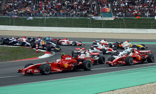 图文-F1欧洲大奖赛正赛发车后第一弯道拥挤不堪