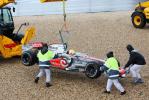 图文-F1欧洲大奖赛正赛工人保持汉密尔顿平衡