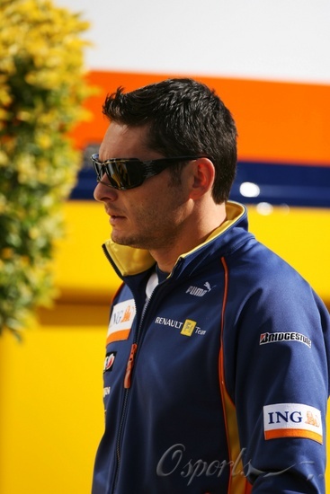 图文-F1欧洲大奖赛正赛赛前雷诺老将费斯切拉