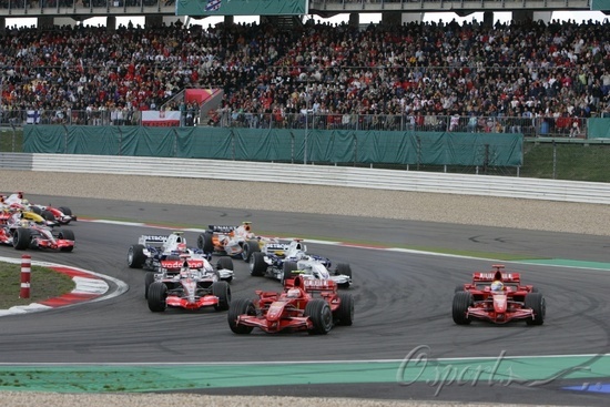 图文-F1欧洲大奖赛正赛莱科宁抢先进入一号弯