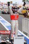 图文-F1欧洲大奖赛正赛阿隆索夺冠后振臂欢呼