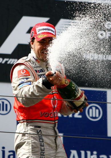 图文-F1欧洲大奖赛正赛阿隆索喷洒胜利香槟