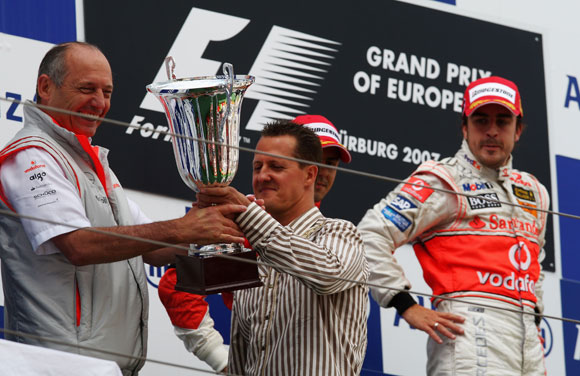 图文-F1欧洲大奖赛正赛舒马赫颁发车队冠军奖杯