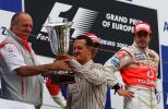 图文-F1欧洲大奖赛正赛舒马赫颁发车队冠军奖杯