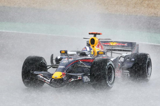 图文-F1欧洲站阿隆索夺冠库特哈德淋成落汤鸡