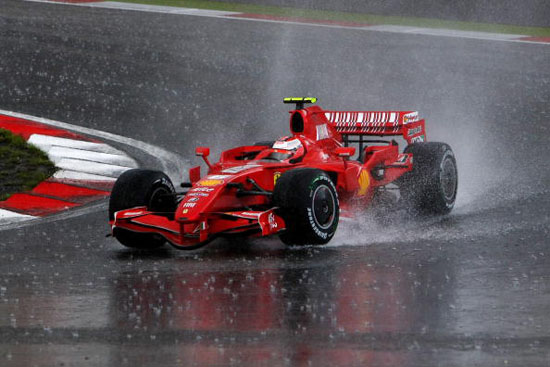 图文-F1欧洲站阿隆索夺冠莱科宁在弯道上游泳