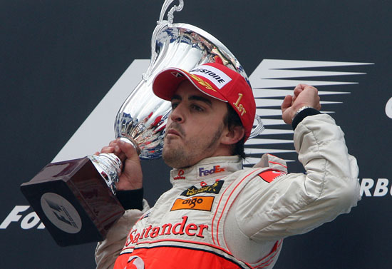 图文-f1欧洲站阿隆索夺冠 阿隆索振臂庆祝胜利