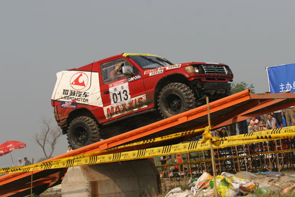 图文-场地越野全锦赛天津站 猎豹赛车过跷跷板