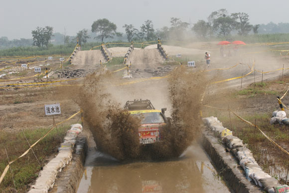 图文-场地越野全锦赛天津站 战车过浅水池瞬间