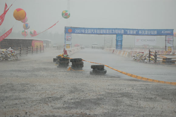 图文-超级短道赛天津站次日 赛道内下起滂沱大